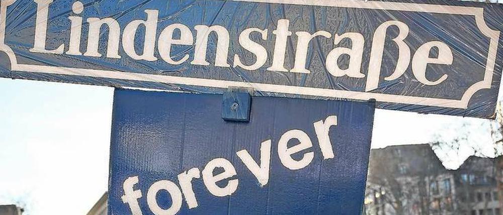 Haltung kann auch sein, dass die ARD die „Lindenstraße“ am Sonntag einstellt, selbst auch wenn Fans für die Fortsetzung demonstrieren.