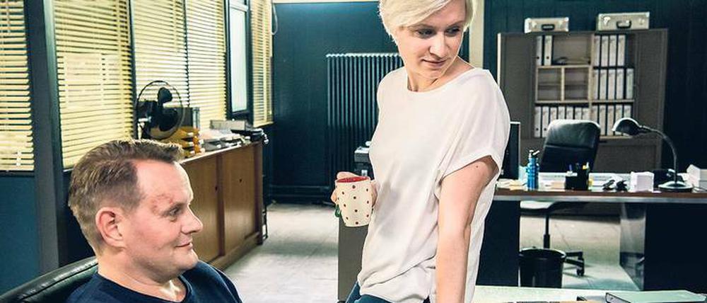 Lädierter Kommissar: Jens Stellbrink (Devid Striesow) räumt nach dieser Episode den Schreibtisch, auf dem jetzt noch seine Kollegin Mia Emmrich (Sandra-Maren Schneider) sitzt.