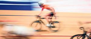 Geschwindigkeitsrausch. Die Bahnradfahrer erreichen beim Rennen bis zu 70 Kilometer pro Stunde. Bis auf den Helm tragen sie aber keine Schutzkleidung.