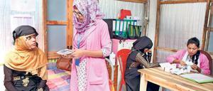 Im Februar hat Kanata Akter (vorne rechts) ihre Ausbildung zur Hebamme abgeschlossen. Nun leitet die 21-Jährige eine Geburtsstation.