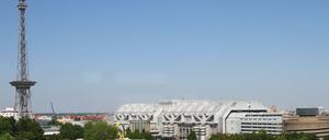 Blick auf den Funkturm und das ICC am Messedamm in Berlin-Charlottenburg.