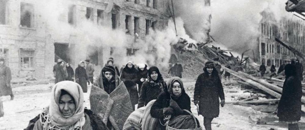 Leningraderinnen nach einem Bombenangriff zur Zeit der Belagerung