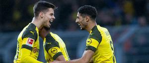 Dortmunds Achraf Hakimi (r.) bejubelt sein Tor zum 1:0 mit Julian Weigl. 
