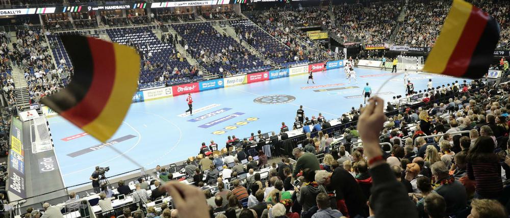 Der Handball kommt nach Haus: Fans jubeln beim WM-Auftaktspiel Deutschalnd-Korea in der Arena am Ostbahnhof.