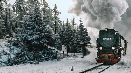 Die Brockenbahn führt durch die Schneelandschaft vom Harz direkt auf den Berg.