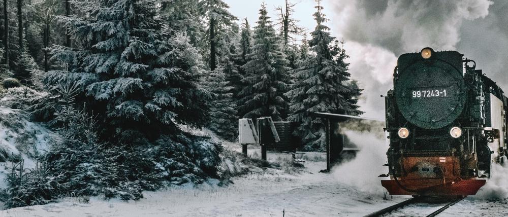 Die Brockenbahn führt durch die Schneelandschaft vom Harz direkt auf den Berg.