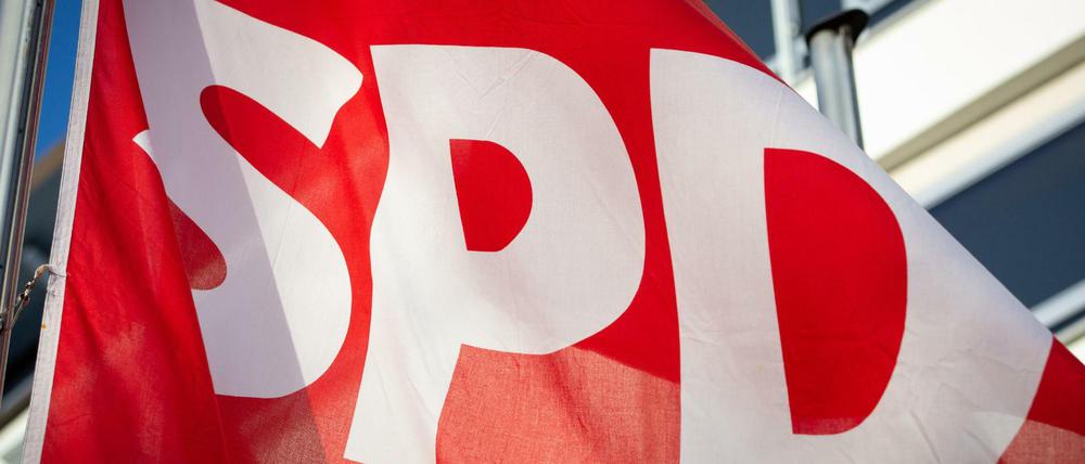 09.01.2019, Niedersachsen, Osnabrück: Eine Fahne der SPD weht vor dem Tagungsort bei der Jahresauftaktklausur der SPD-Landesgruppen Nordrhein-Westfalen und Niedersachsen/Bremen. SPD-Bundestagsabgeordnete beraten über den Kurs der Partei.