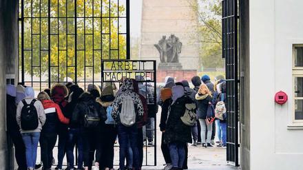 Wie war das damals eigentlich? Jugendliche besuchen die Mahn- und Gedenkstätte Sachsenhausen, ein ehemaliges Konzentrationslager. 
