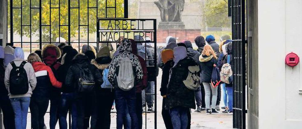 Wie war das damals eigentlich? Jugendliche besuchen die Mahn- und Gedenkstätte Sachsenhausen, ein ehemaliges Konzentrationslager. 