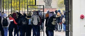 Wie war das damals eigentlich? Jugendliche besuchen die Mahn- und Gedenkstätte Sachsenhausen, ein ehemaliges Konzentrationslager. 