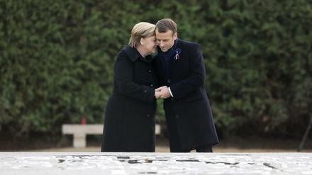 Bundeskanzlerin Angela Merkel (CDU) und Frankreichs Präsident Emmanuel Macron erinnern nahe der nordfranzösischen Stadt Compiègne an das Ende des Ersten Weltkrieges vor 100 Jahren.