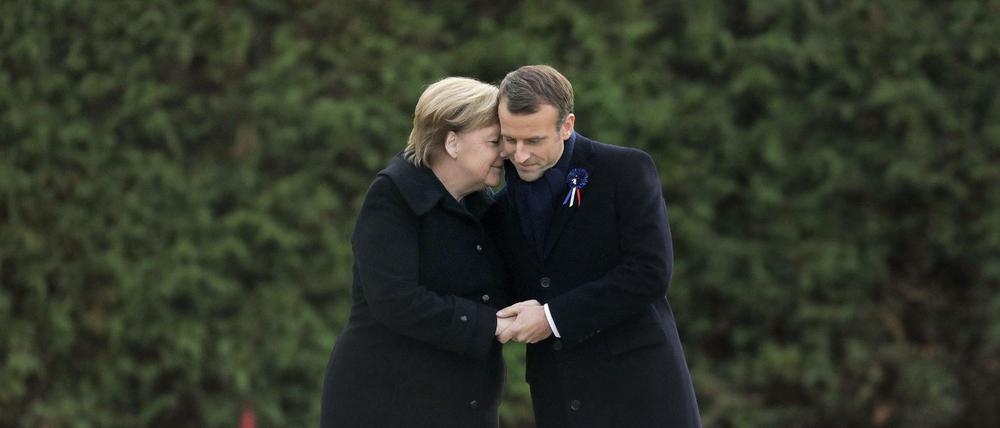 Bundeskanzlerin Angela Merkel (CDU) und Frankreichs Präsident Emmanuel Macron erinnern nahe der nordfranzösischen Stadt Compiègne an das Ende des Ersten Weltkrieges vor 100 Jahren.
