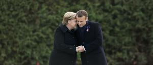 Bundeskanzlerin Angela Merkel (CDU) und Frankreichs Präsident Emmanuel Macron erinnern nahe der nordfranzösischen Stadt Compiègne an das Ende des Ersten Weltkrieges vor 100 Jahren.