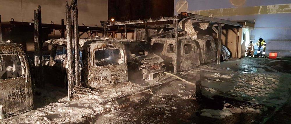 In Neukölln wurden neun Autos des Ordnungsamtes abgefackelt.
