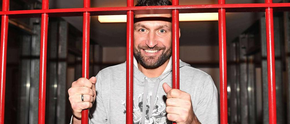 Torsten Mattuschka, 38, erlebte seine beste Zeit als Fußballer beim 1. FC Union. Inzwischen hat er seine Karriere beendet und ist Co-Trainer bei Altglienicke. Mit der Mannschaft des Regionalligisten besuchte er 2017 die Justizvollzugsanstalt Luckau-Duben.