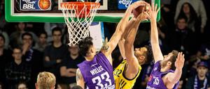 Kein Durchkommen. Johannes Thiemann (Mitte) und Alba verloren verdient.