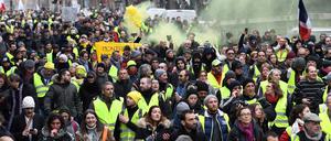 Demonstranten der "Gelbwesten" bei einem Protestzug am Samstag in Paris.