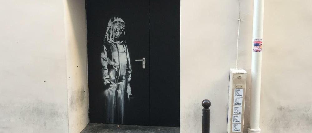 Eine Tür des Pariser Musikclub "Bataclan" mit einem Wandbild, das Banksy zugerechnet wird