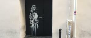 Eine Tür des Pariser Musikclub "Bataclan" mit einem Wandbild, das Banksy zugerechnet wird