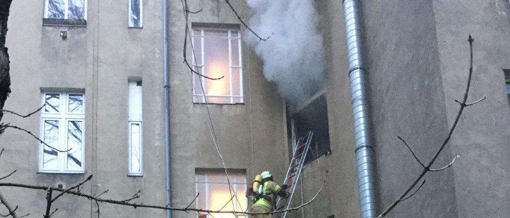 Die Wohnung war so zugemüllt, dass die Feuerwehr von außen angreifen musste. 