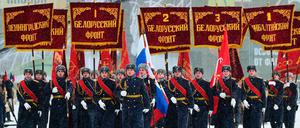 Teil einer Parade in Sankt Petersburg, dem früheren Leningrad, zum Gedenken an das Ende der Blockade