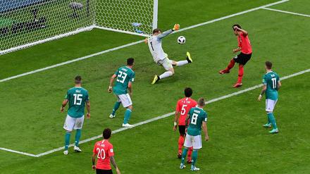 Das endgültige Ende. Kim Young Gwon (r.) trifft bei der WM für Südkorea gegen Deutschland. 