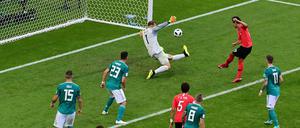Das endgültige Ende. Kim Young Gwon (r.) trifft bei der WM für Südkorea gegen Deutschland. 