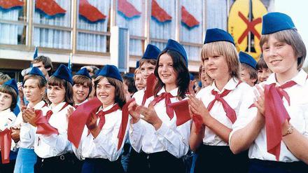 Thälmannpionierinnen applaudieren 1982 in Bautzen beim VII. Pioniertreffen.