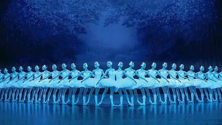 Mein lieber Schwan. 48 statt 16 Tänzer stehen in Derek Deanes Neuinszenierung auf der Bühne. 