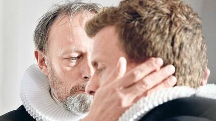 Der Patriarch.  Pfarrer Johannes (Lars Mikkelsen, l.) lässt nicht zu, dass sein Sohn August (Morten Hee Andersen) eine wichtige Trauerfeier an seiner Stelle abhält. 