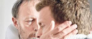 Der Patriarch.  Pfarrer Johannes (Lars Mikkelsen, l.) lässt nicht zu, dass sein Sohn August (Morten Hee Andersen) eine wichtige Trauerfeier an seiner Stelle abhält. 