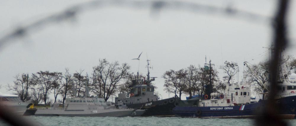 Die drei von Russland aufgebrachten ukrainischen Marineschiffe (links) im Hafen von Kertsch.