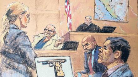 Aussagekraft. Zeuge Jesus Zambada (2. v. l.) auf einer im Prozess gegen „El Chapo“ Guzmán (rechts) entstandenen Gerichtszeichnung. 