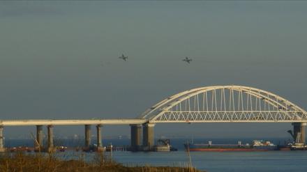 Russische Militärflieger über der Brücke, die die Straße von Kertsch überspannt, die im Fokus der aktuellen Krise steht.
