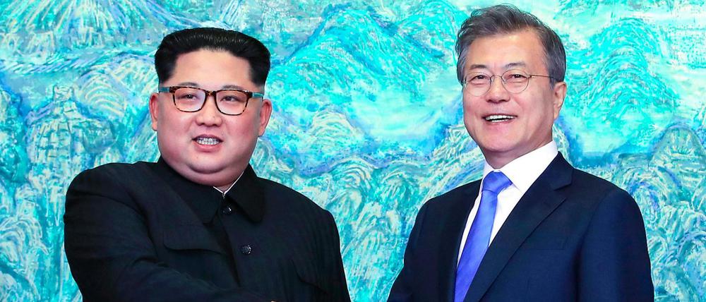 Kim Jong Un (r.) und Moon Jae haben sich zu weiteren Gesprächen verabredet.