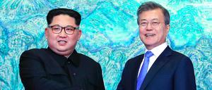 Kim Jong Un (r.) und Moon Jae haben sich zu weiteren Gesprächen verabredet.