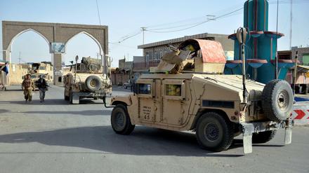 Sicherheitskräfte sichern die Stadt Ghasni nach einem Angriff der Taliban.
