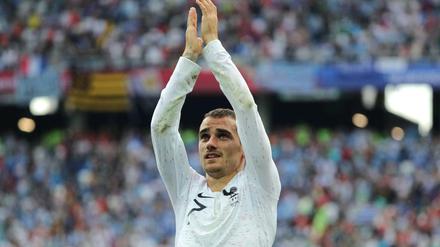 Frankreichs Stürmer Antoine Griezmann bedankt sich bei den Fans.