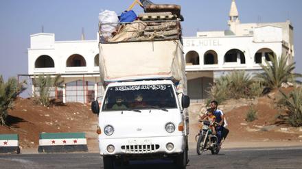 Bewohner auf dem Rückweg in ihre Heimatorte im Süden der Region Daraa. Am Freitag wurde dort von Rebellen und Regime eine sofortige Waffenruhe vereinbart.