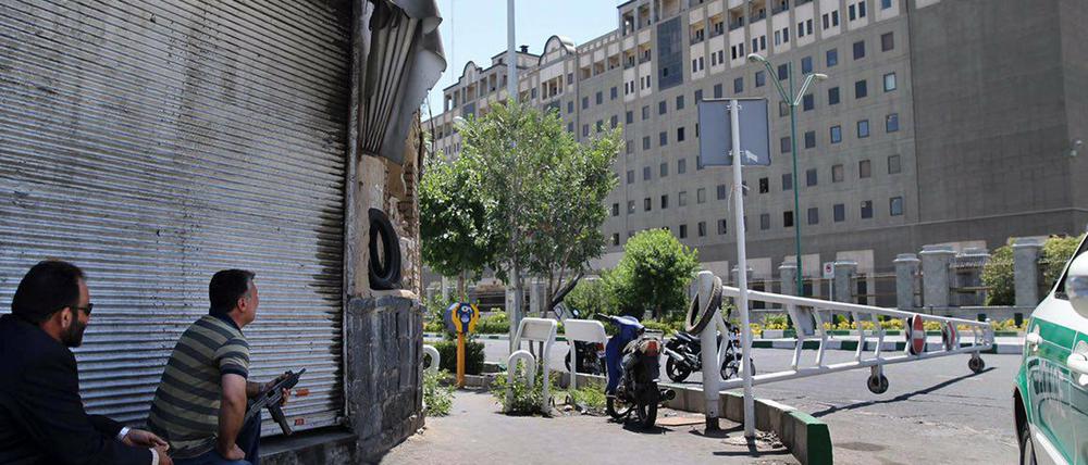 Iranische Sicherheitskräfte gehen am 7. Juni 2017 vor dem Parlament in Teheran in Stellung.