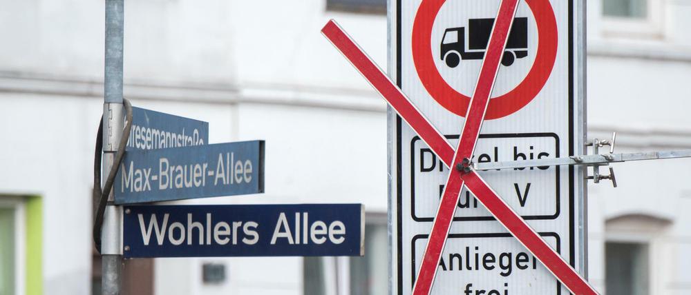 Ein noch durchgekreuztes Fahrverbotsschild für Lastwagen mit Diesel-Motor bis Euro5 hängt an der Stresemannstraße in Hamburg.