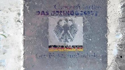 Kalter Protest auf Anregung von Jan Böhmermann: Aktivisten haben am Mittwoch mit vier Eisblöcken die AfD-Parteizentrale blockiert. Im Eis: das Grundgesetz.