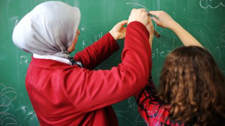 Gefahr für den Schulfrieden? An Berliner Grundschulen ist das Kopftuch verboten.