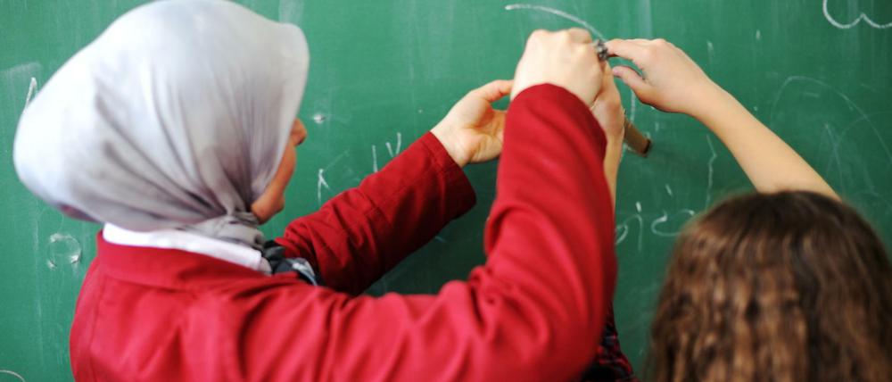 Gefahr für den Schulfrieden? An Berliner Grundschulen ist das Kopftuch verboten.
