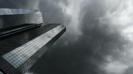 Dunkle Wolken ziehen über der Zentrale der Deutschen Bank vorbei. 