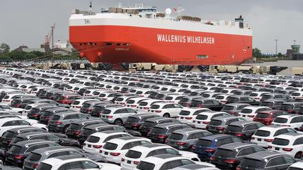 Neuwagen von Mercedes-Benz stehen auf dem Autoterminal in Bremerhaven.