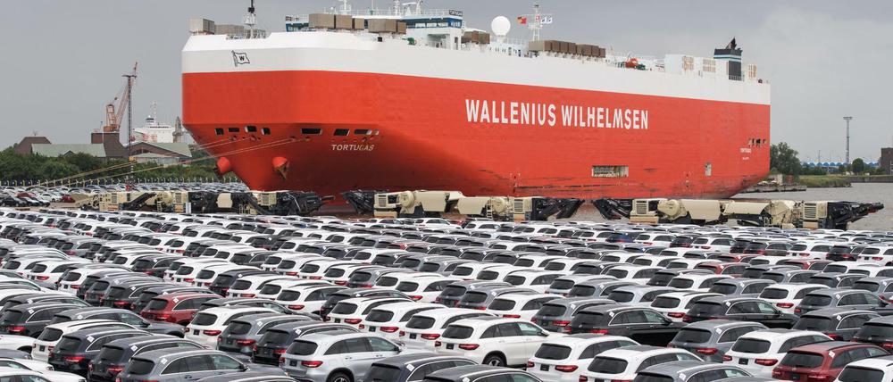 Neuwagen von Mercedes-Benz stehen auf dem Autoterminal in Bremerhaven.