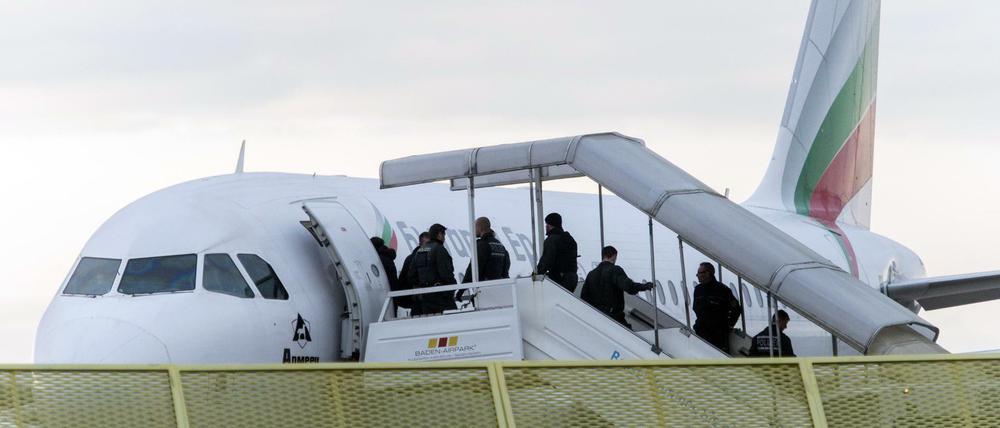 Abgelehnte Asylbewerber steigen am Baden-Airport in Rheinmünster in ein Flugzeug.