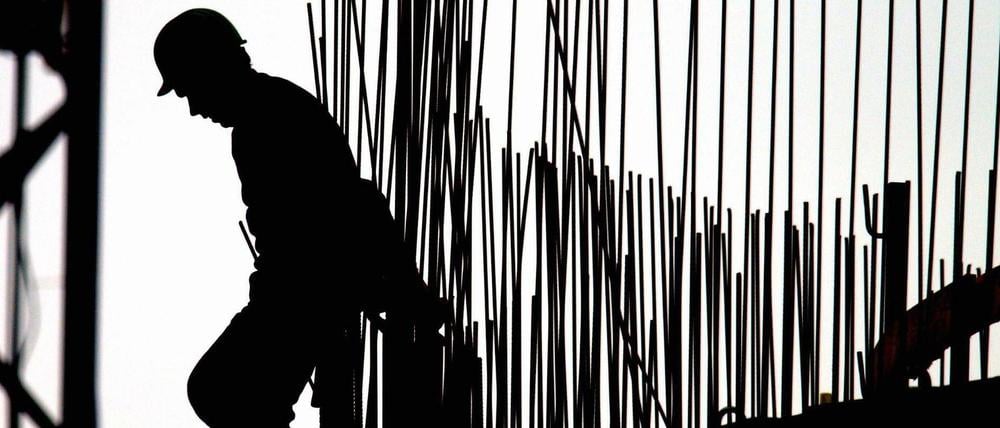 Silhouette eines Arbeiters auf einer Baustelle.