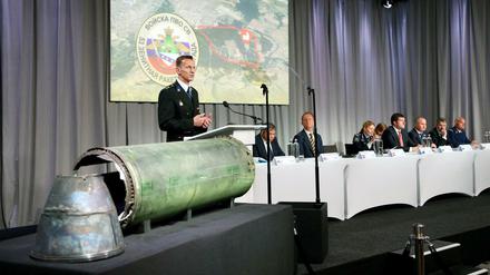 Ermittler präsentieren eine beschädigte Rakete.